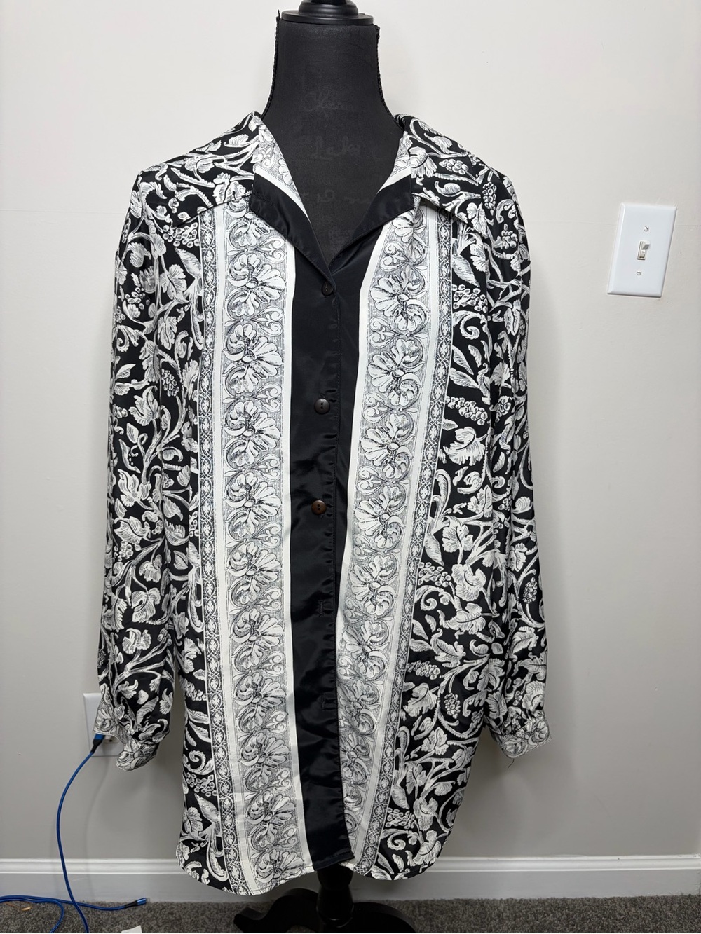 Vintage Y2K 90s black and white bold button down top